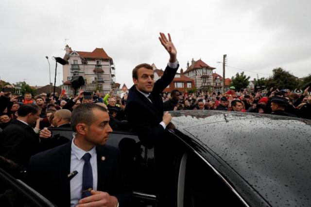 Macron, festa in piazza davanti al Louvre per il nuovo presidente