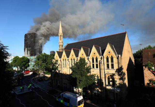 Londra, incendio nel residence in centro: 6 morti e 69 feriti