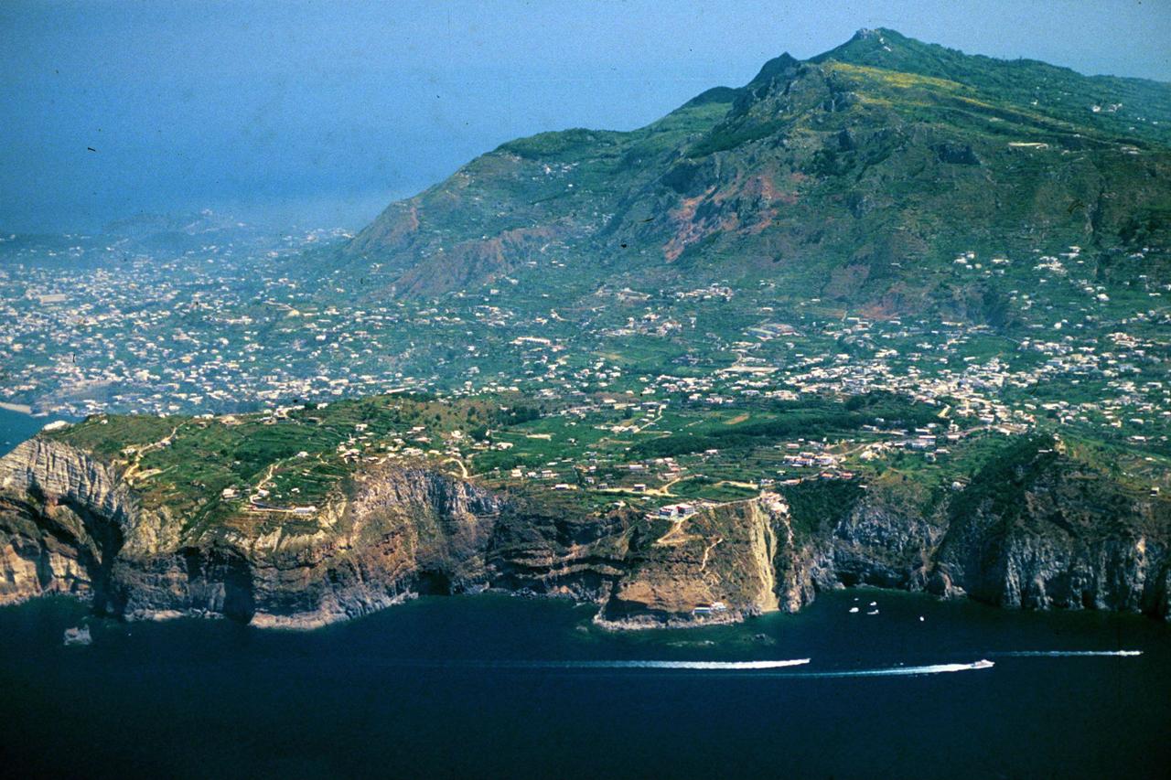 Condono per Ischia. Ecco ciò che le puttane delle tastiere fingono di ignorare