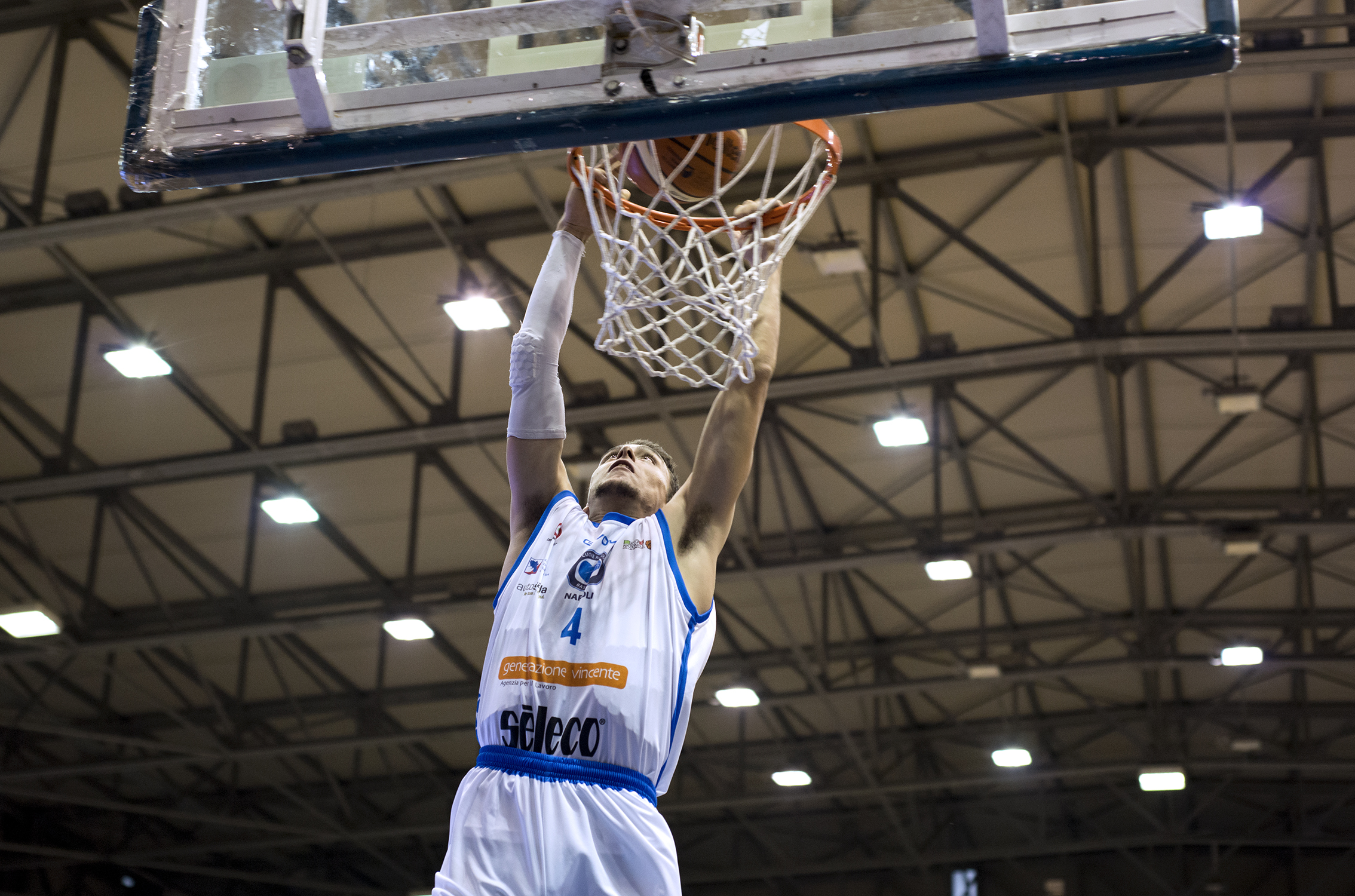 Cuore Napoli Basket, terzo ko di fila: al PalaBarbuto passa Latina 83-91