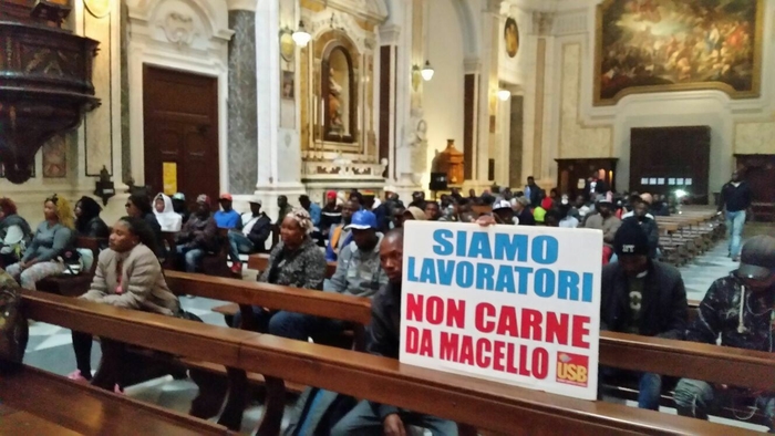 Foggia, cattedrale occupata dagli immigrati per protesta