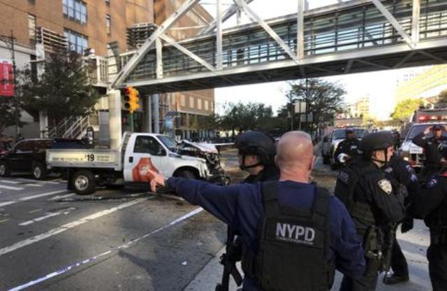 New York, furgone sulla folla: decine di vittime