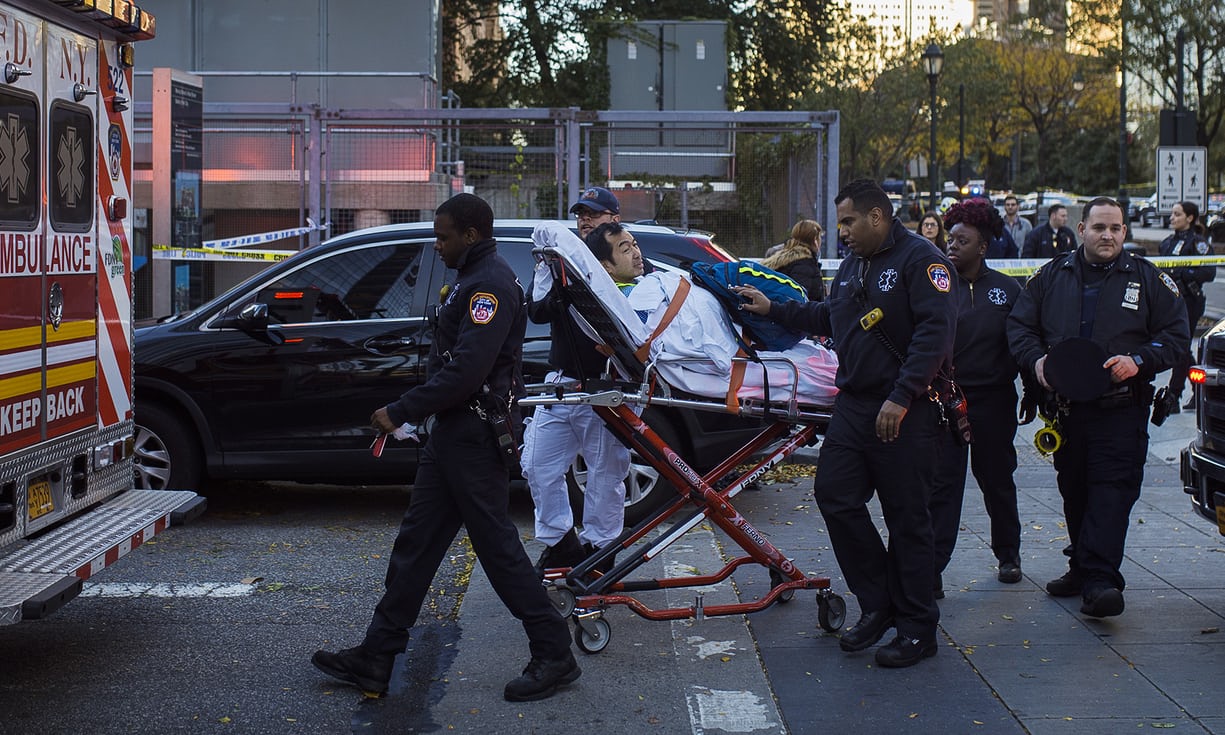 Furgone sulla folla a New York, otto morti e dodici feriti