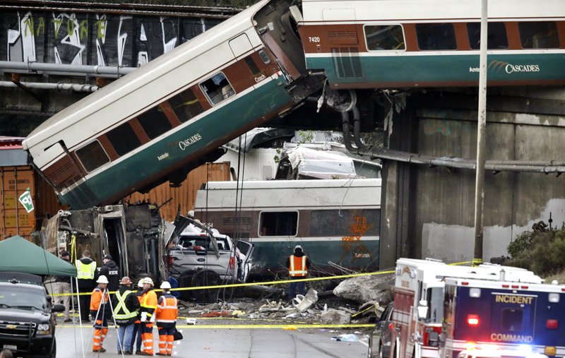 Usa, treno veloce deraglia e vola sull’autostrada