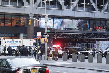 Attentato alla metro di New York, terrorista ferito nell’esplosione