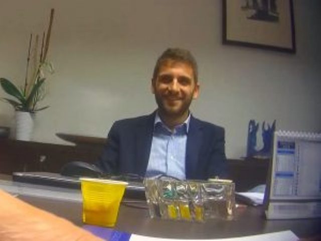 Tangenti e rifiuti, Roberto De Luca getta la spugna e si dimette da assessore