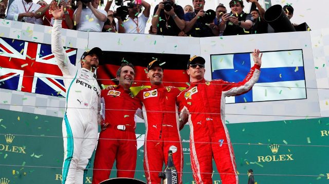 Il podio del Gp Australia di Formula 1 a Melbourne: da sinistra, Lewis Hamilton (GBR) Mercedes, Sebastian Vettel (GER) e Kimi Raikkonen (FIN) Ferrari festeggiano insieme a Ricciardo domenica 25 marzo 2018 (ph. Manuel Goria/Sutton Images).