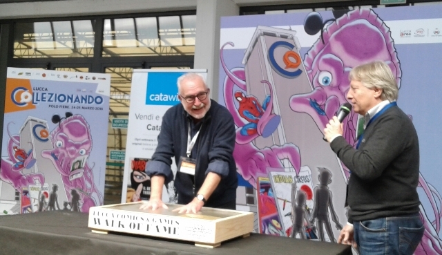 Lucca, Altan lascia il calco delle mani a Collezionando 2018.