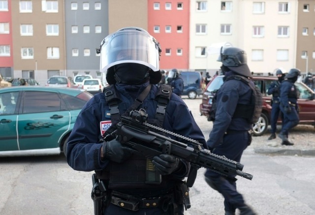 Terrore in Francia, è morto il gendarme che si è offerto in ostaggio