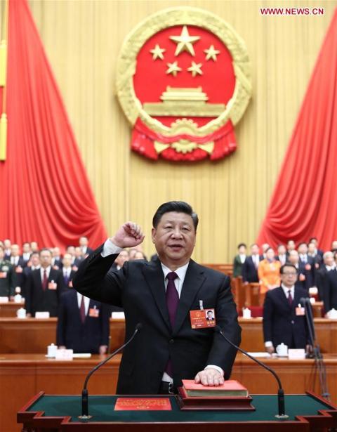 Cina, Xi Jinping giura e inaugura il mandato presidenziale a vita
