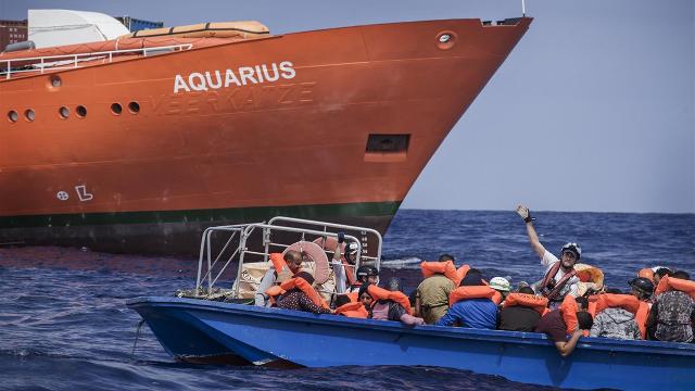 Immigrazione, le Ong continuano ad imporsi sull’Italia