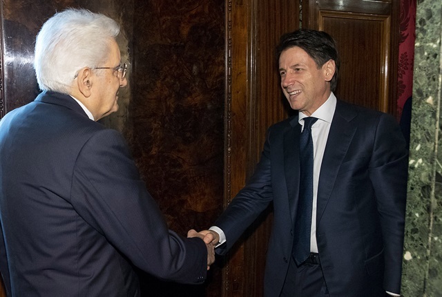 Mattarella affossa i voti degli italiani e manda a casa Conte. Festeggiano le Elite