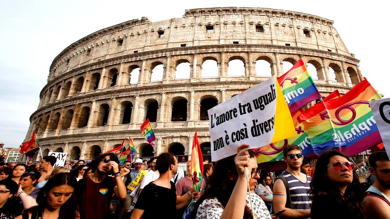 Al Roma Pride 2018 sfilano le aziende come American Express