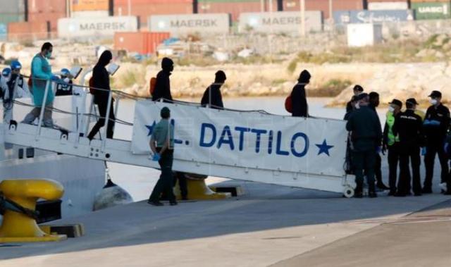 Aquarius, permesso breve ai migranti. Soldati al confine con il Marocco