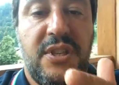 Il Ministro Salvini viola la legge del mare e provoca i pm: “Venite a prendermi”