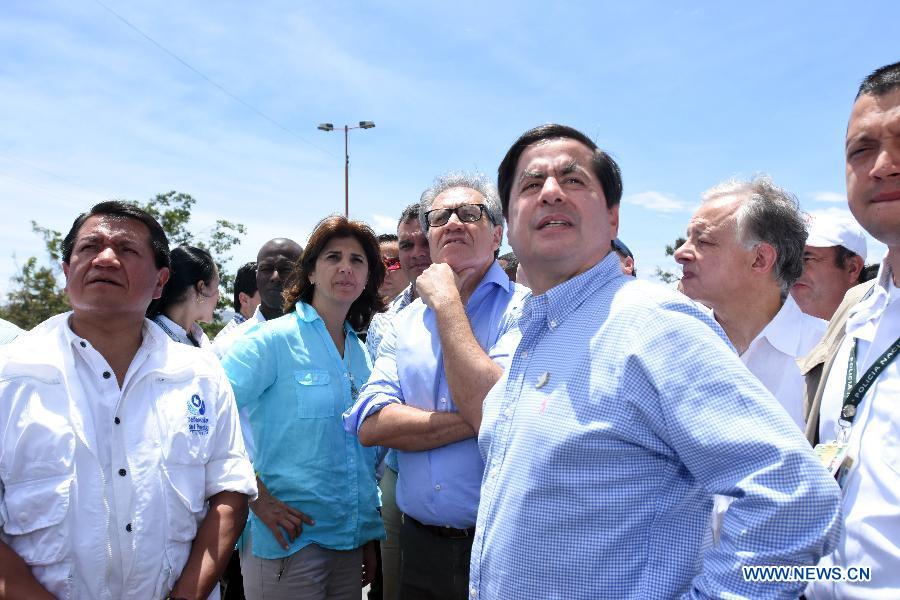 Il segretario generale dell'Oas Luis Almagro insieme al ministro degli Esteri della Colombia Maria Angela Holguin in visita ai campi profughi a Cucuta (ph. Oas).