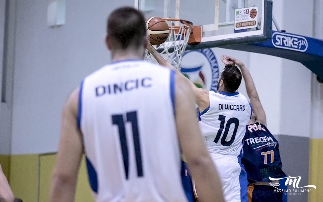 Un sontuoso DI VICCARO, regala la seconda vittoria stagionale al Napoli Basket