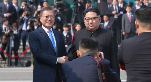 La storica tretta di mano tra i presidenti di Corea del nord e del sud, Moon Jae-In e Kim Jong Un al vertice di Panmunjom il 27 aprile 2018 (ph. InterCorean Summit Press Corps).