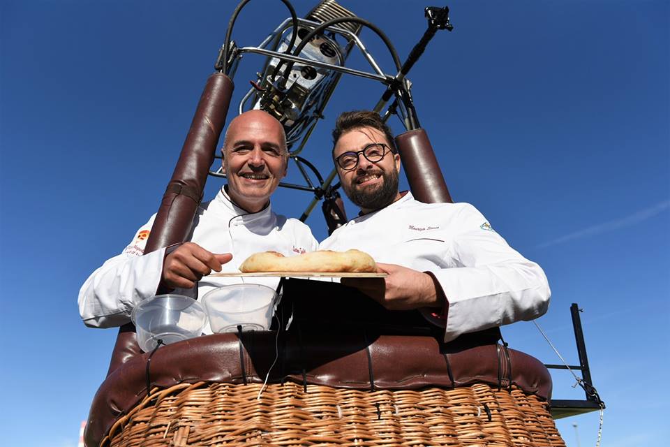 Pizza da record: preparata in mongolfiera a 1275 metri