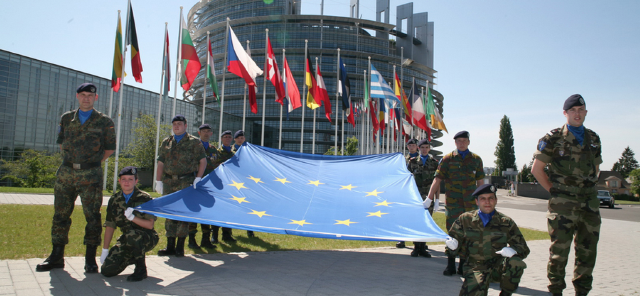 Europa (dis)unita, e Macron lancia il primo Esercito europeo