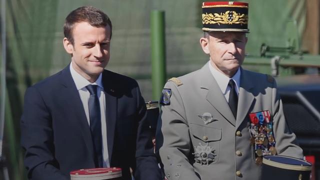 Forze armate francesi: il capo di stato maggiore Pierre de Villiers e il presidente Emmanuel Macron (ph. Le Figaro web).
