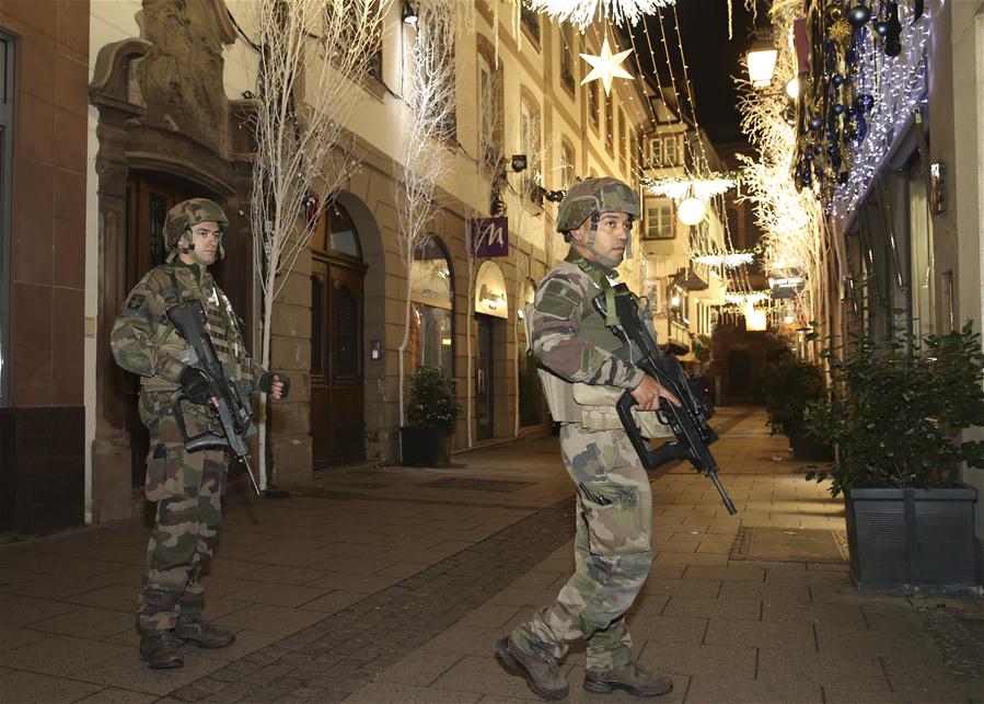Strasburgo, soldati presidiano le strade in cui è avvenuto l'attentato al mercatino di Natale l'11 dicembre 2018 (ph. Xinhua/Ye Pingfan).