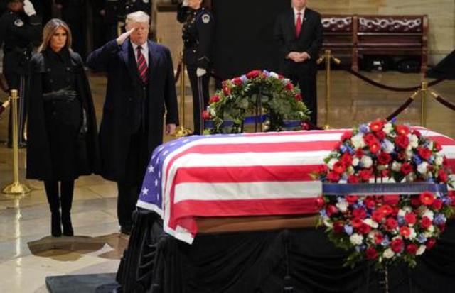 L’America piange Bush. Trump: Luce nella storia del Paese