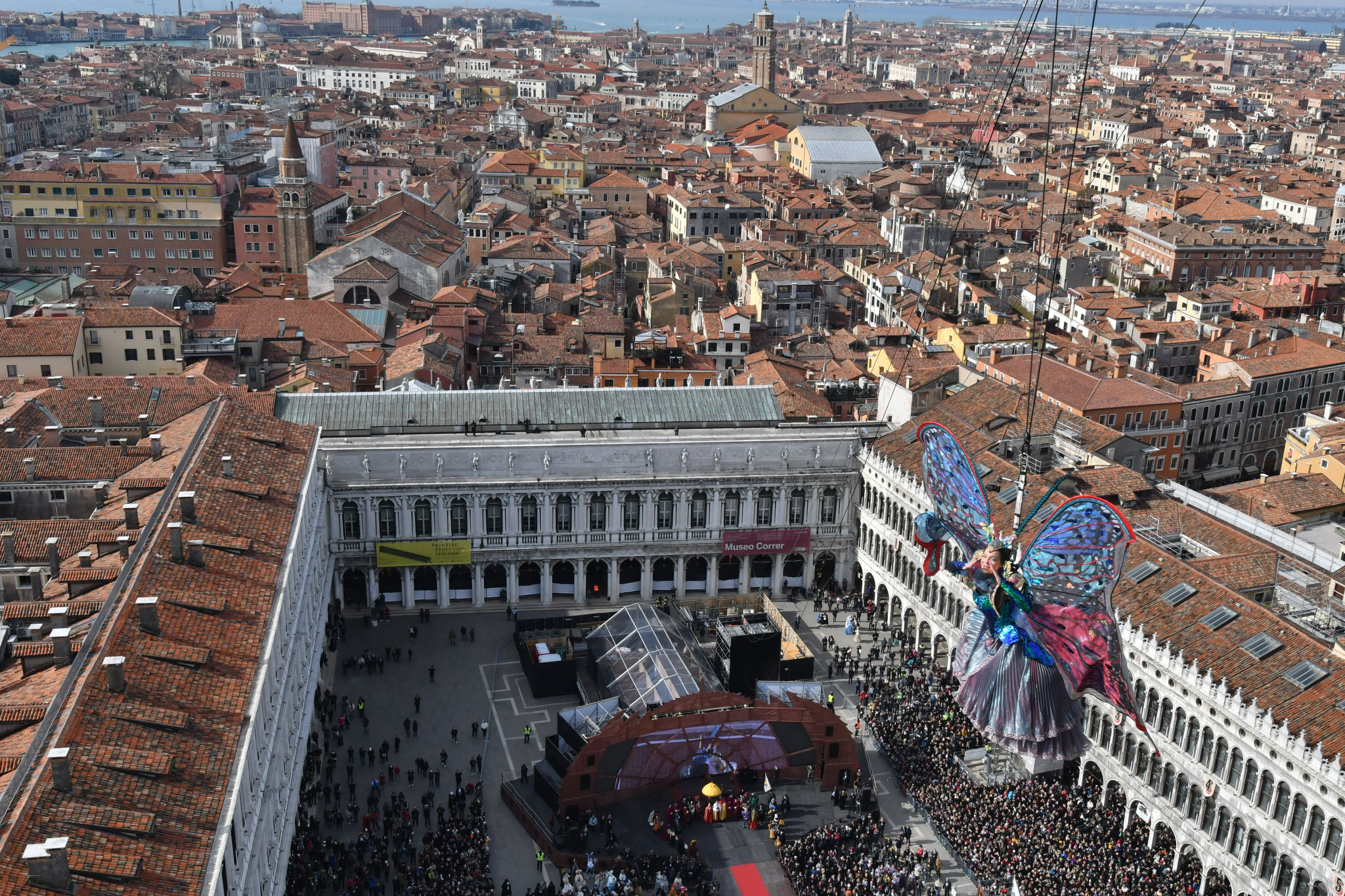 Volo dell’angelo per Erica Chia e Micol Rossi al Carnevale di Venezia
