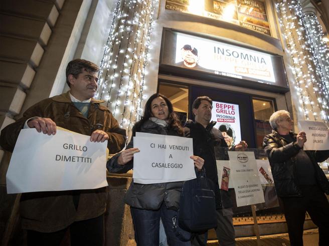 “Dimettiti da Garante del M5s!”. Beppe Grillo contestato a Roma prima dello show