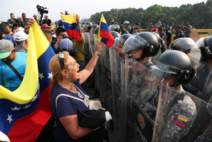 Venezuela, Maduro spara per frenare l’invasione di aiuti umanitari