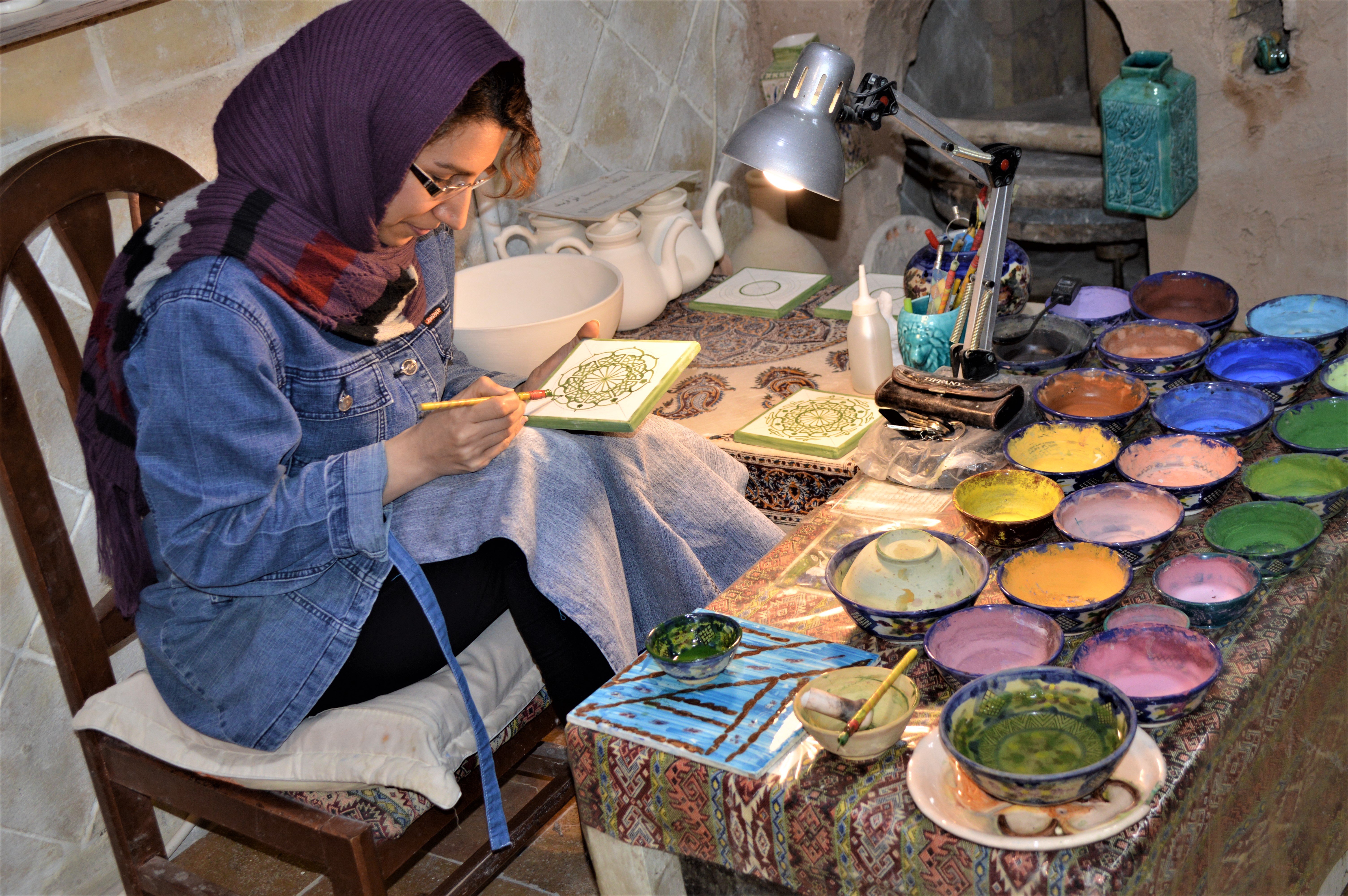 Iran, donna al lavoro in un laboratorio di produzione artigianale di ceramica (ph. In24 / P. Russo).