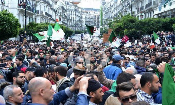 Algeria, le donne guidano la popolazione in piazza