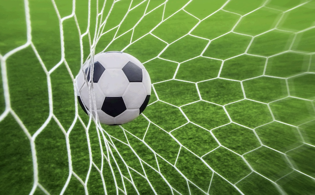Pioggia di gol sul campionato di calcio. La Juve perde, l’Inter si aggiudica il derby