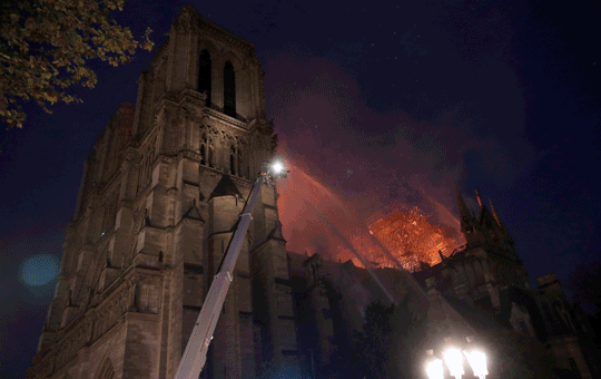 Parigi sotto choc: a fuoco la cattedrale di Notre-Dame