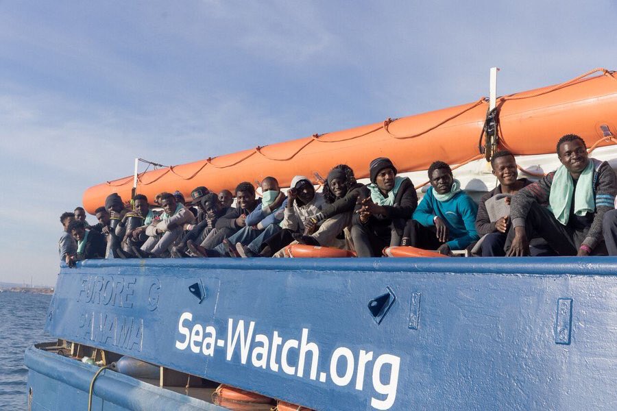 Porti sempre più aperti: in 81 sbarcano a Roccella Jonica e a Lampedusa. Il Viminale tace dopo i ruggiti dei mesi scorsi