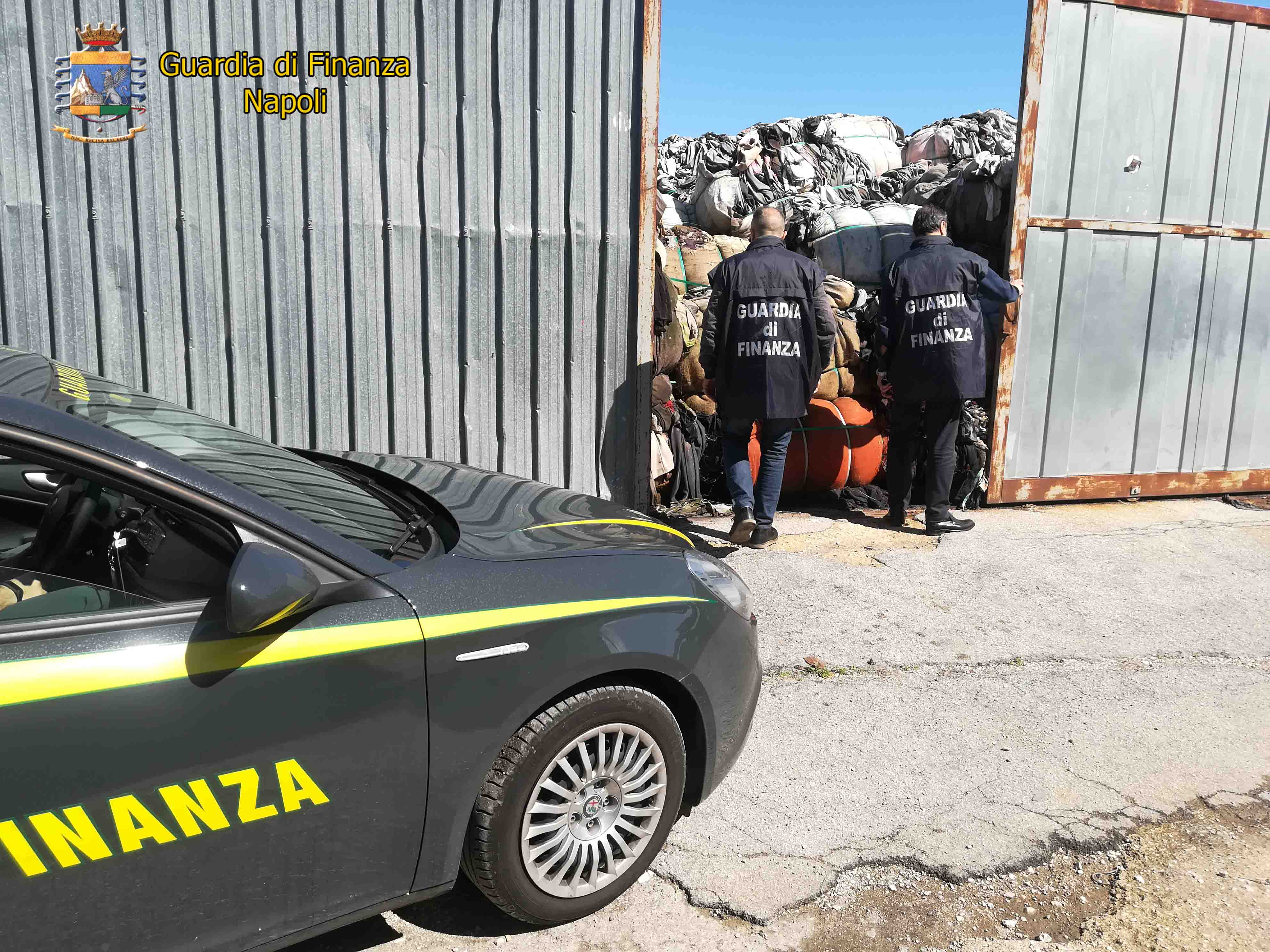 Napoli, la Finanza blocca l’industria illegale degli abiti usati