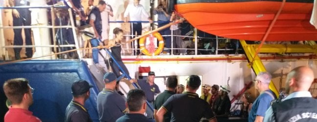 Sea Watch. In nome dello stato di necessità la Capitana forza il blocco e attracca a Lampedusa. Arrestata