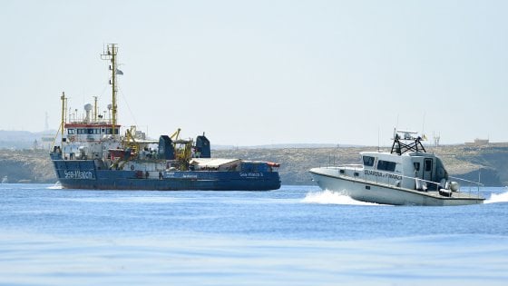 La Capitana Carola è una persona perbene. A  differenza di Salvini sa assumersi le proprie responsabilità
