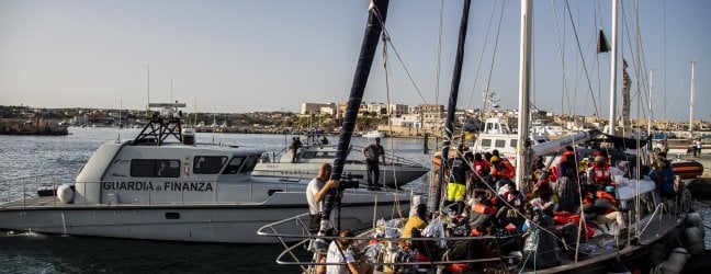 La Bestia è domata con le frustate del Diritto. La GdF sequestra la barca Alex e fa scendere a terra  i migranti