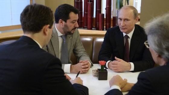 Salvini in diretta fb caricaturizza l’inchiesta sui presunti fondi dalla Russia alla Lega. Spettacolo indegno!