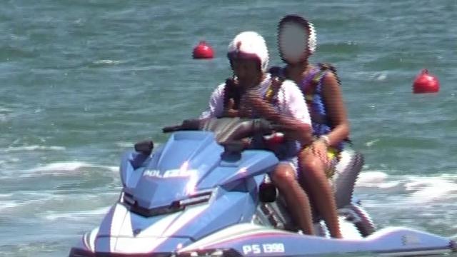 Poliziotti baby-sitter del figlio di Salvini lo portano in giro su moto d’acqua della Polizia come al Luna Park