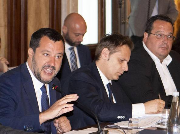 Salvini per allontanare i fantasmi dell’Hotel Metropol si traveste da Ministro dell’Economia.  Grandissima cafonata!