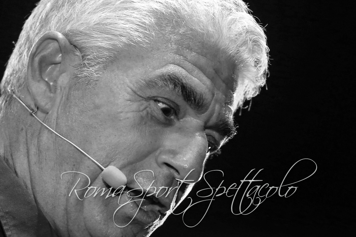 Biagio Izzo conclude con immensa allegria il Live di Porta di Roma