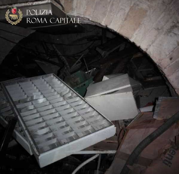 Polizia Locale di Roma Capitale, nei sotterranei del Centro storico scoperto materiale di cantiere tra resti archeologici. Avviate le indagini