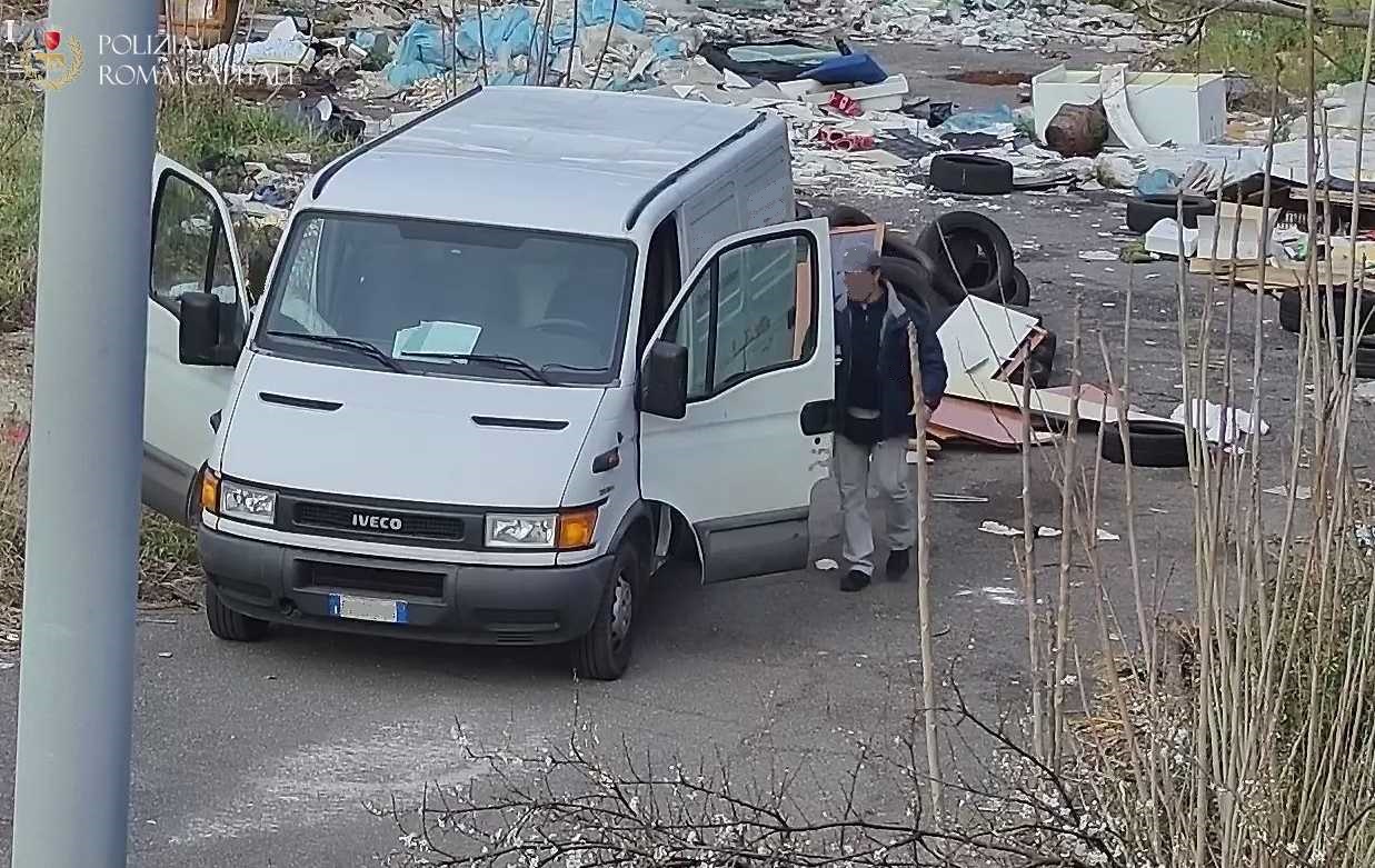 Polizia Locale, a Roma individuata una filiera del trasporto abusivo e abbandono reiterato di rifiuti speciali. Dieci le persone coinvolte