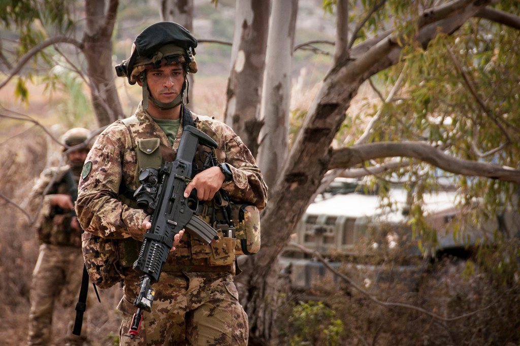 Esercito, militari del 152° Reggimento Fanteria “Sassari” del Raggruppamento Campania fermano uno spacciatore di droga straniero Esercito, militari del 152° Reggimento Fanteria “Sassari” del Raggruppamento Campania fermano uno spacciatore di droga straniero