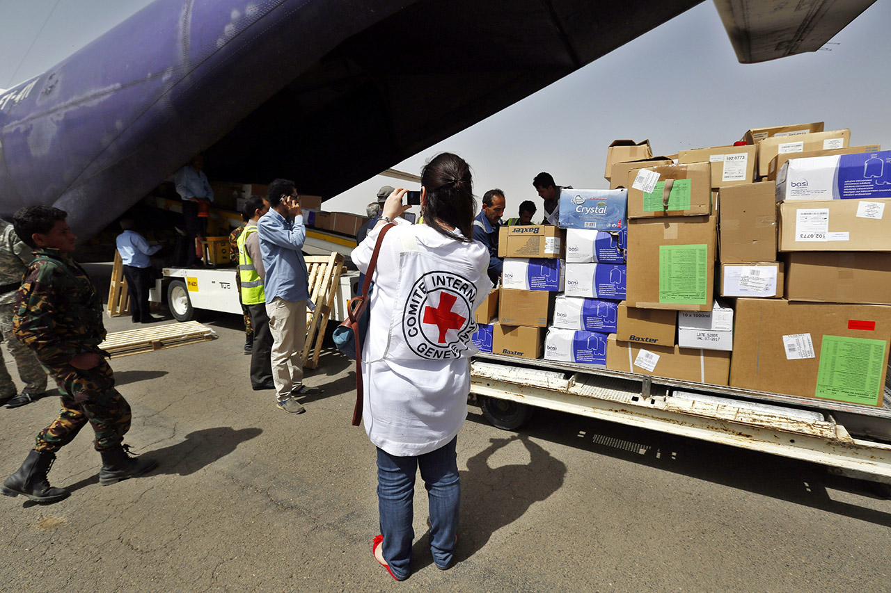 Организовали гуманитарную помощь. Гуманитарная помощь бедным странам. Оказание гуманитарной помощи ООН. Гумпомощь красный крест.