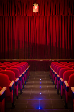 La leggerezza e la superficialità in scena con Dado al teatro Tirso di Roma