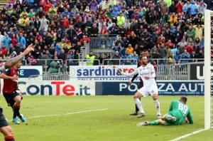 Cagliari: prova a portare un petardo in curva, arrestato prima della gara con la Fiorentina