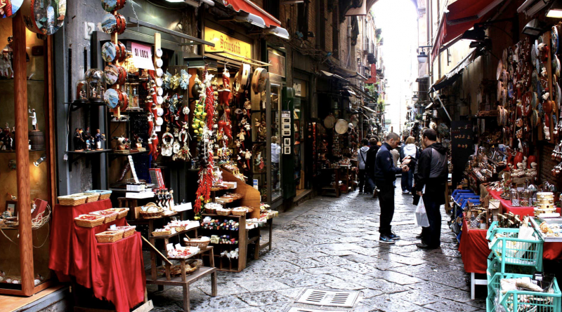 Piazza San Gaetano, prende il via la 148esima edizione della fiera di Natale ai Decumani